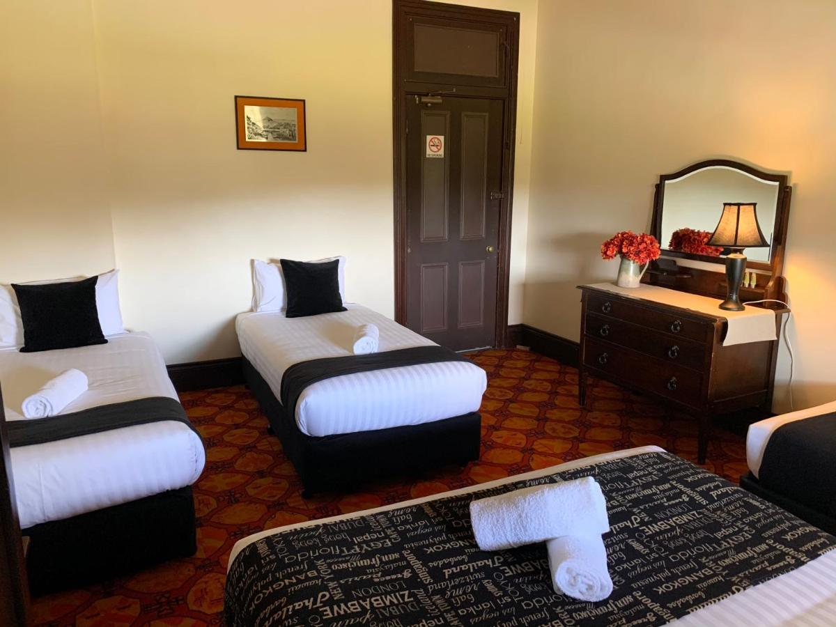 Neath Hotel Екстериор снимка