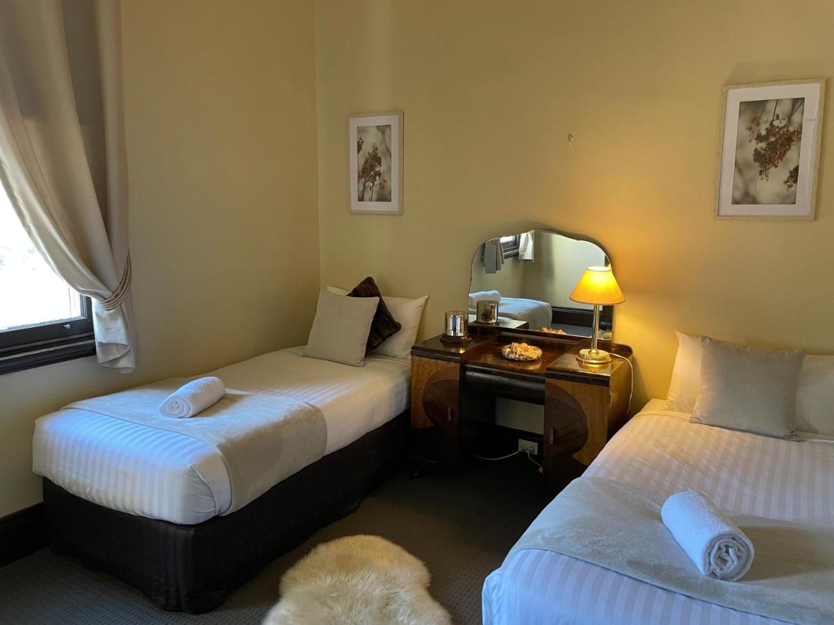 Neath Hotel Екстериор снимка