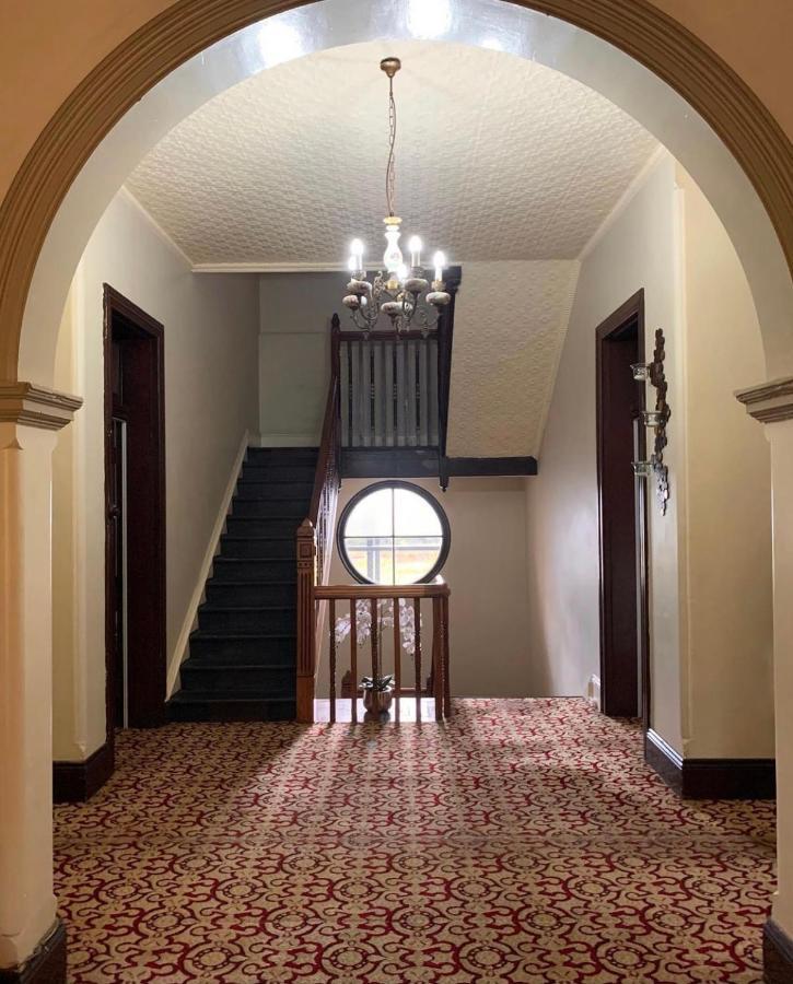 Neath Hotel Екстериор снимка