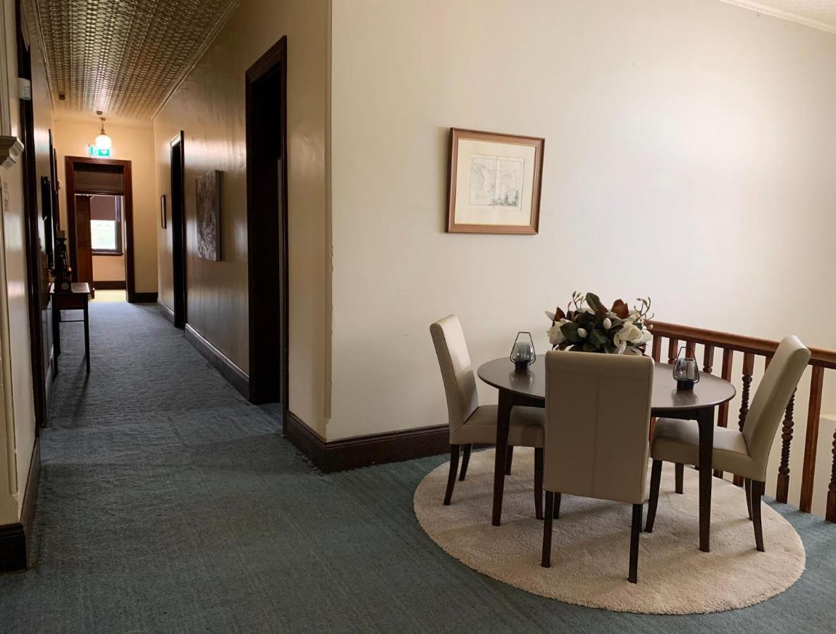 Neath Hotel Екстериор снимка