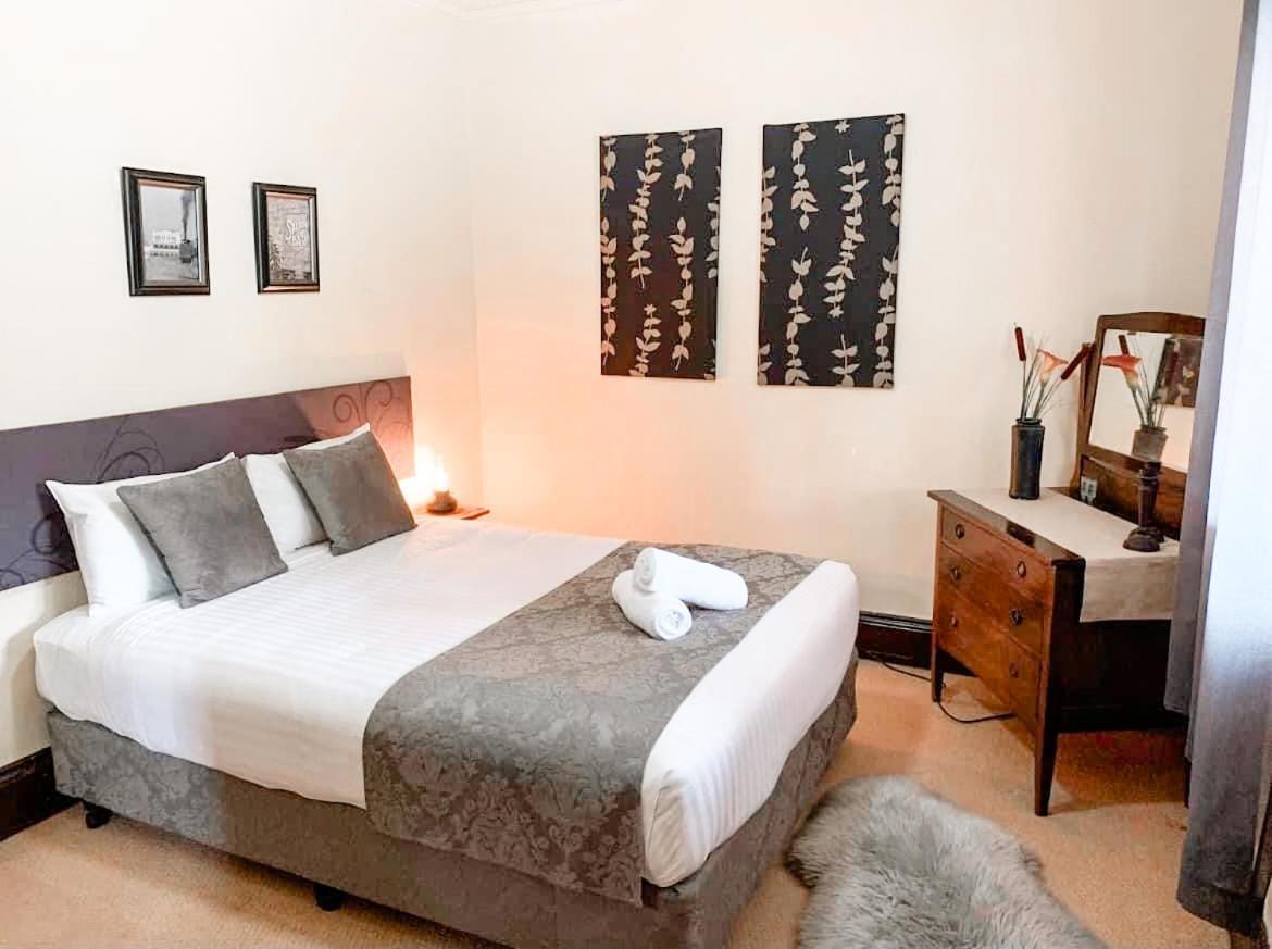 Neath Hotel Екстериор снимка