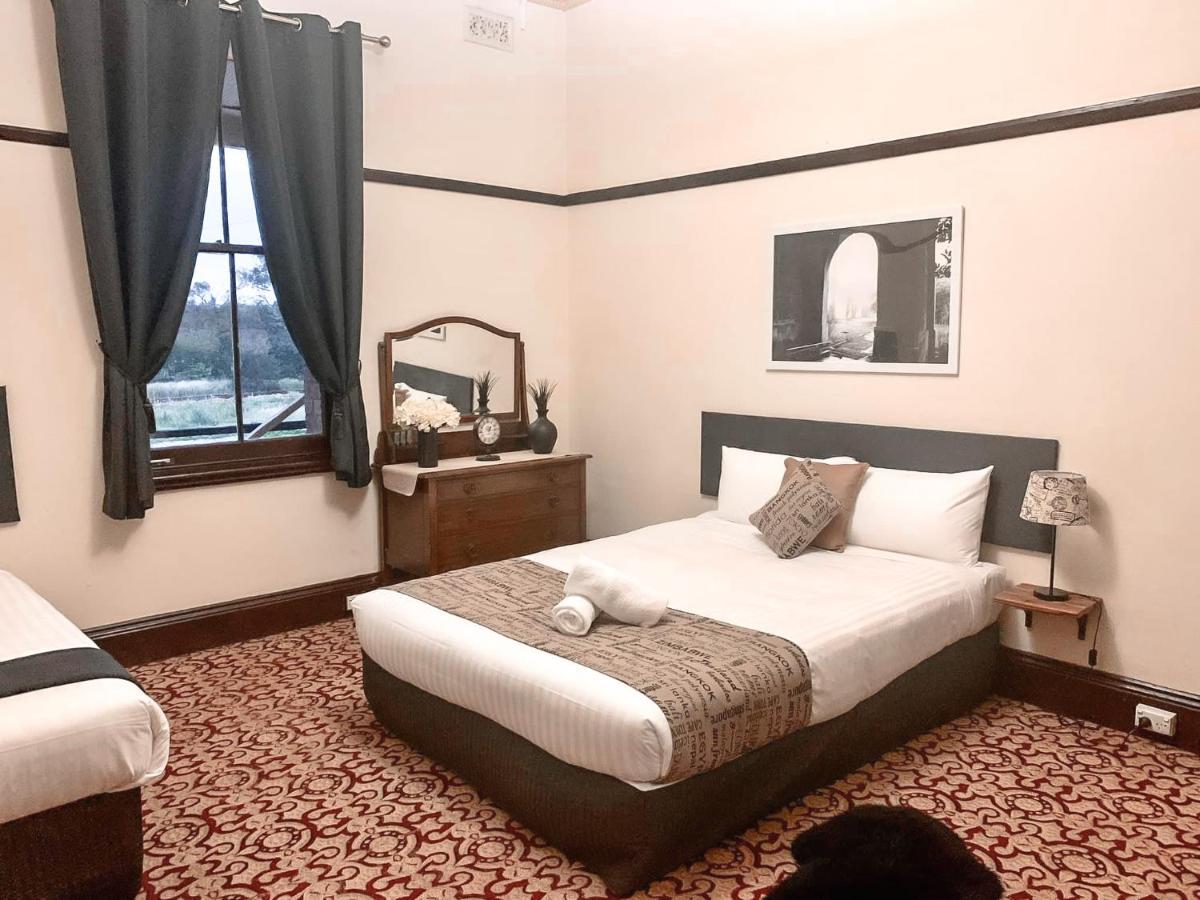 Neath Hotel Екстериор снимка