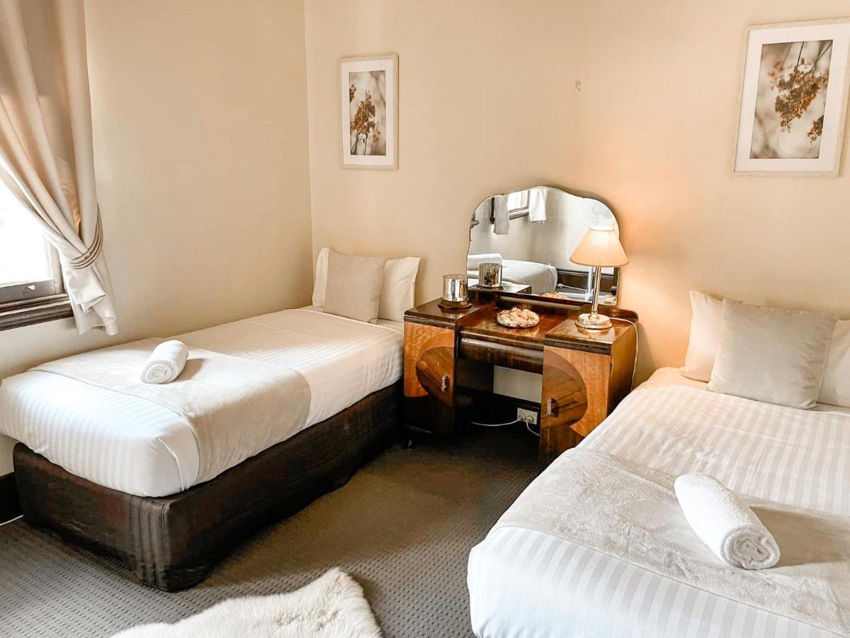 Neath Hotel Екстериор снимка