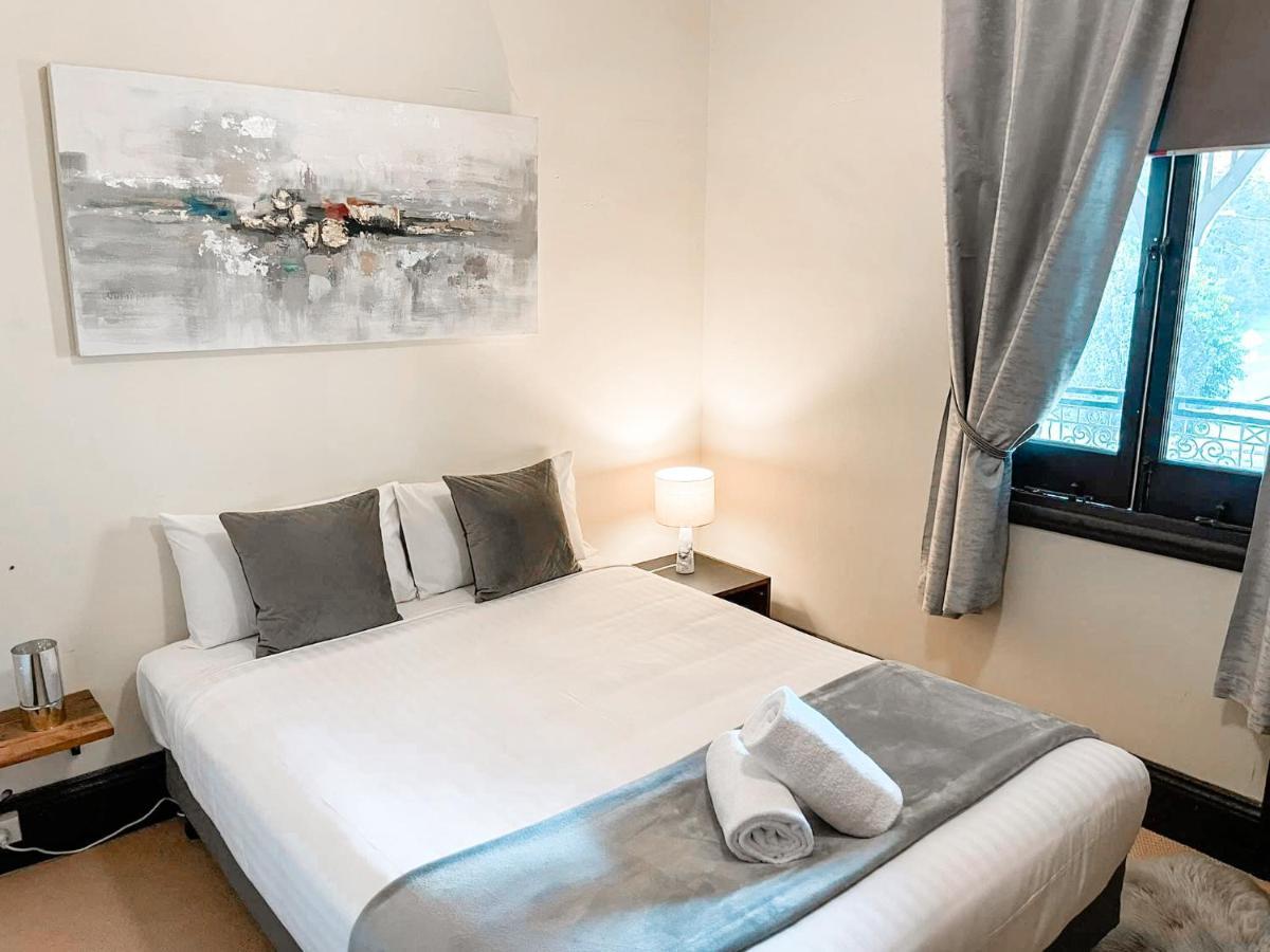 Neath Hotel Екстериор снимка
