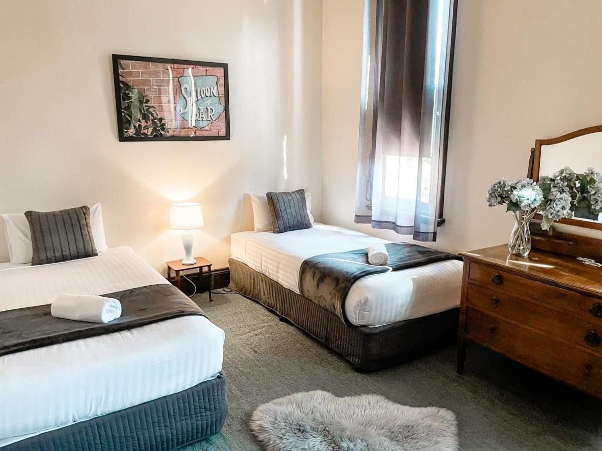 Neath Hotel Екстериор снимка