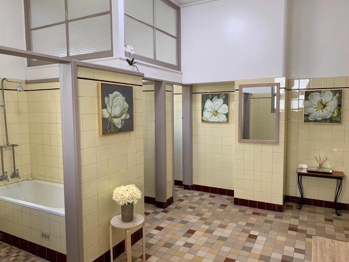 Neath Hotel Екстериор снимка
